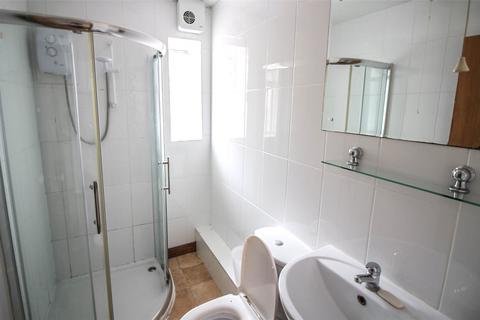 4 bedroom apartment to rent, Wallisdown Road, Poole, BH12