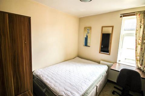 4 bedroom apartment to rent, Wallisdown Road, Poole, BH12