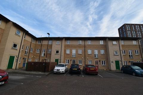 3 bedroom flat to rent, Bramwell Court