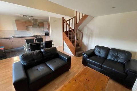 3 bedroom flat to rent, Bramwell Court