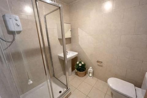 3 bedroom flat to rent, 351a Glossop Road