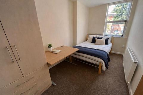 3 bedroom flat to rent, 351a Glossop Road
