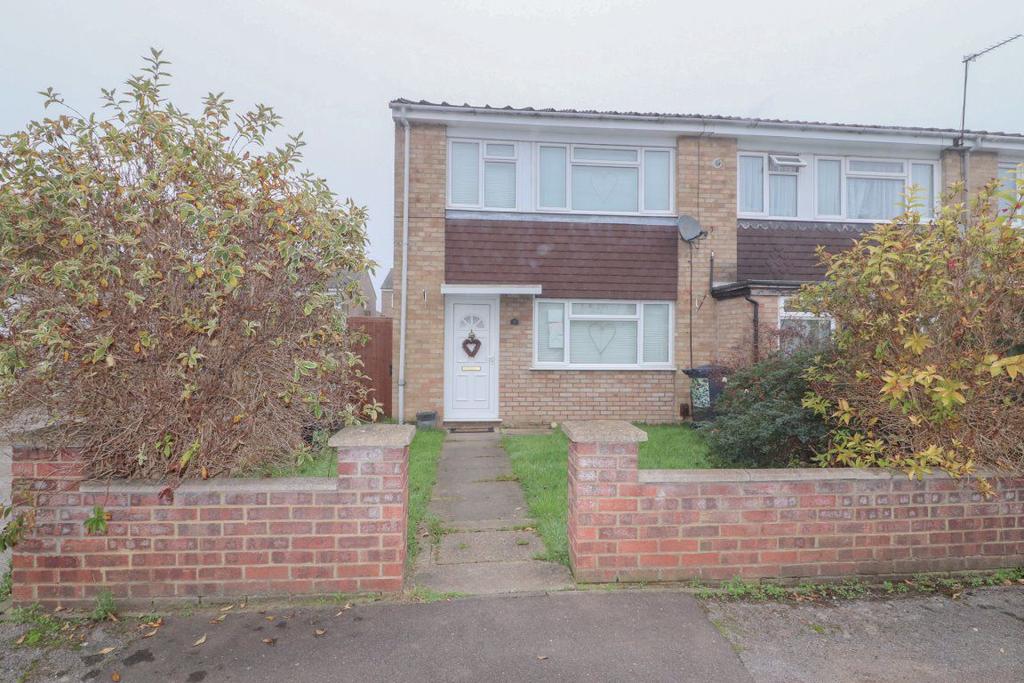 CHAMPIONS GREEN, HODDESDON 3 bed house £1,395 pcm (£322 pw)