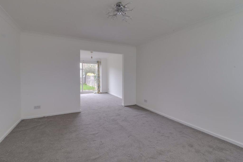 CHAMPIONS GREEN, HODDESDON 3 bed house £1,395 pcm (£322 pw)