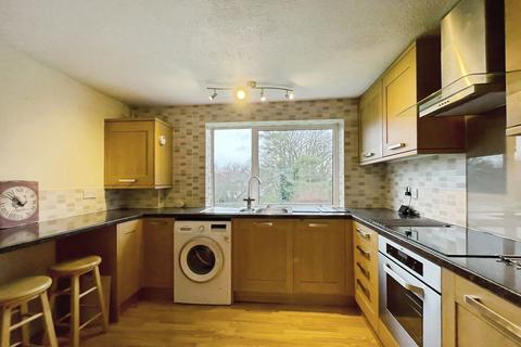 2 bedroom flat to rent, Priory Court, Stevenage Road, Hitchin, SG4