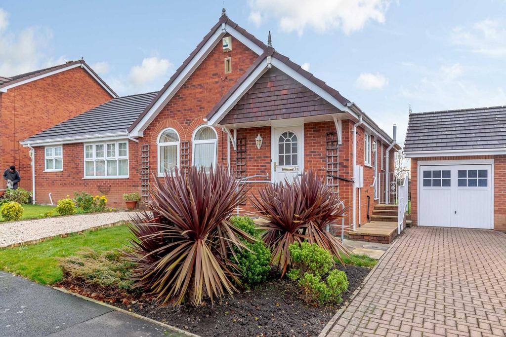 St Marys Park Approach, Armley 2 bed bungalow £850 pcm (£196 pw)