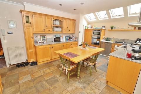 20 Broadstrood, Loughton, IG10 2SB