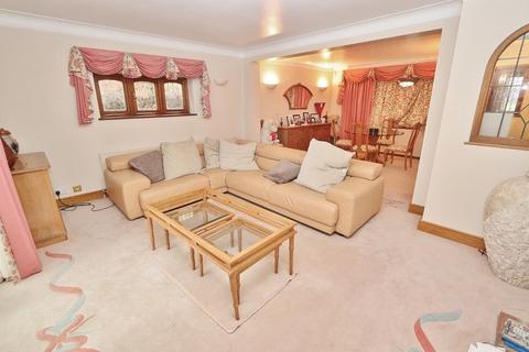 20 Broadstrood, Loughton, IG10 2SB