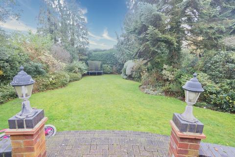 20 Broadstrood, Loughton, IG10 2SB