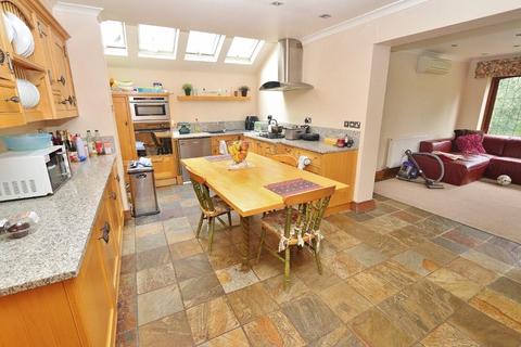 20 Broadstrood, Loughton, IG10 2SB