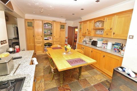20 Broadstrood, Loughton, IG10 2SB