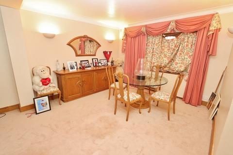 20 Broadstrood, Loughton, IG10 2SB