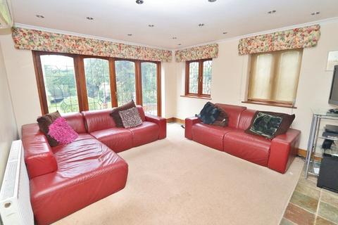 20 Broadstrood, Loughton, IG10 2SB