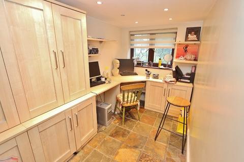 20 Broadstrood, Loughton, IG10 2SB