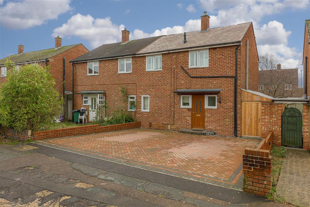 Malmstone Avenue, Merstham, Redhill 3 bed house £1,350 pcm (£312 pw)