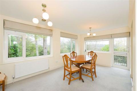 127 Chipstead Way, Woodmansterne, Banstead, SM7 3JJ