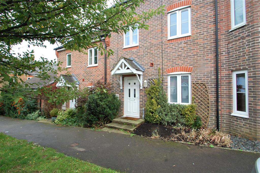 Charlton Drive Petersfield. 4 bed townhouse - £1,325 pcm (£306 pw)