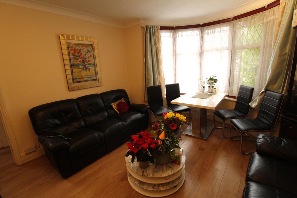 Harrow, HA2 4 bed semidetached house £1,695 pcm (£391 pw)