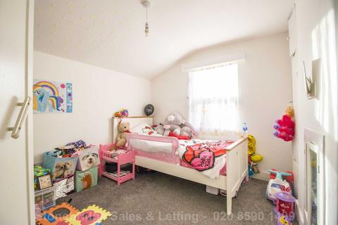 32 Kenneth Road, Romford, RM6 6LL