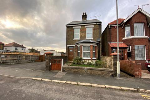 4 Devon Avenue, Walmer, Deal, CT14 7SE