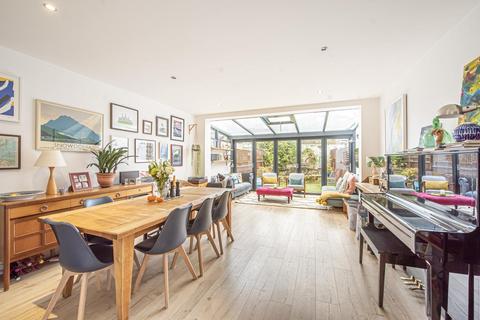 2 Tara Mews, London, N8 8BT