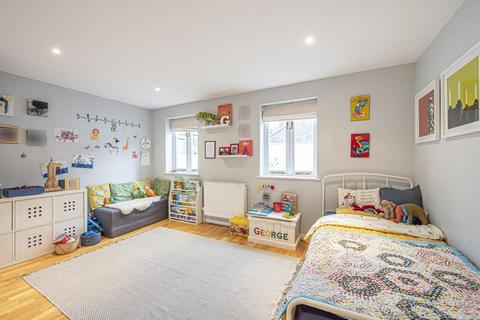 2 Tara Mews, London, N8 8BT