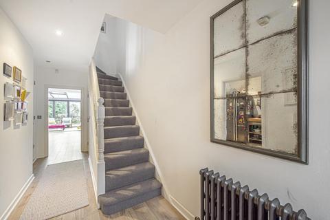 2 Tara Mews, London, N8 8BT