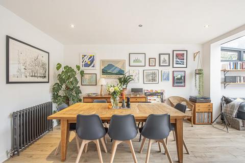 2 Tara Mews, London, N8 8BT