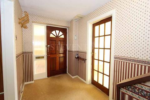 17 Alpine Way, Wolverhampton, WV3 9ED