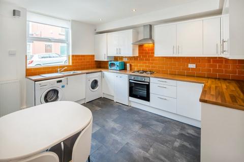 4 bedroom end of terrace house to rent, Chiswick Terrace, Hyde Park, Leeds, LS6 1QG