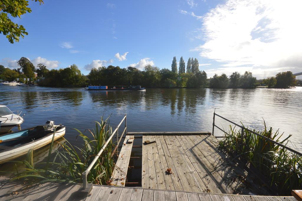Riverside, Shepperton 4 bed detached house £875,000