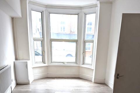 4 bedroom end of terrace house to rent, Tooting Bec SW17