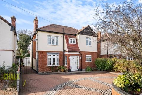 18 Tudor Gardens, Upminster, RM14 3DF