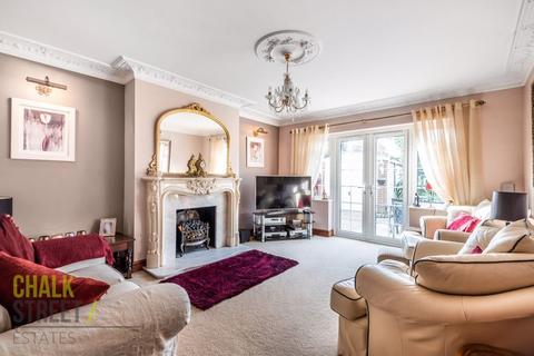 18 Tudor Gardens, Upminster, RM14 3DF