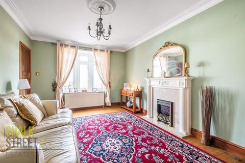 18 Tudor Gardens, Upminster, RM14 3DF