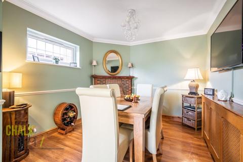 18 Tudor Gardens, Upminster, RM14 3DF