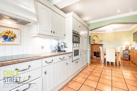 18 Tudor Gardens, Upminster, RM14 3DF