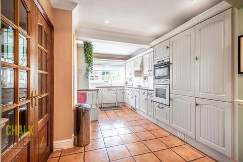 18 Tudor Gardens, Upminster, RM14 3DF