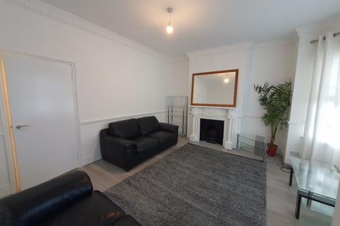 4 bedroom property with land to rent, Glenelg Road, London