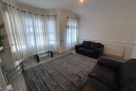 4 bedroom property with land to rent, Glenelg Road, London