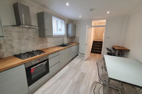 4 bedroom property with land to rent, Glenelg Road, London