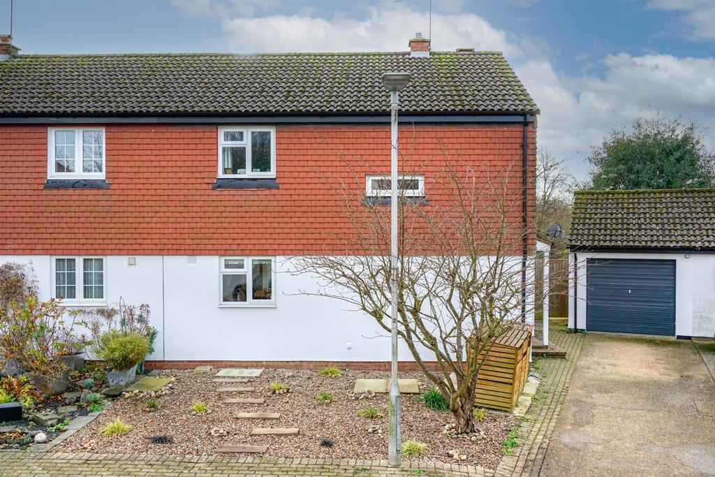 Mitchell Close, Bovingdon... 3 bed semidetached house £450,000