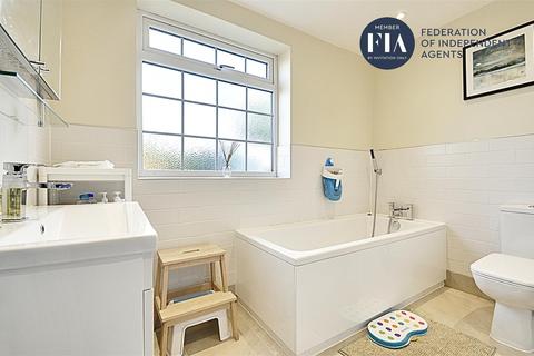 17 Glenhurst Road, Brentford, TW8 0QS