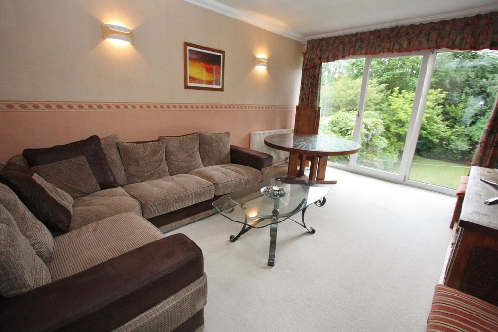 Staveley Avenue, Bolton, BL1 2 bed detached bungalow £850 pcm (£196 pw)