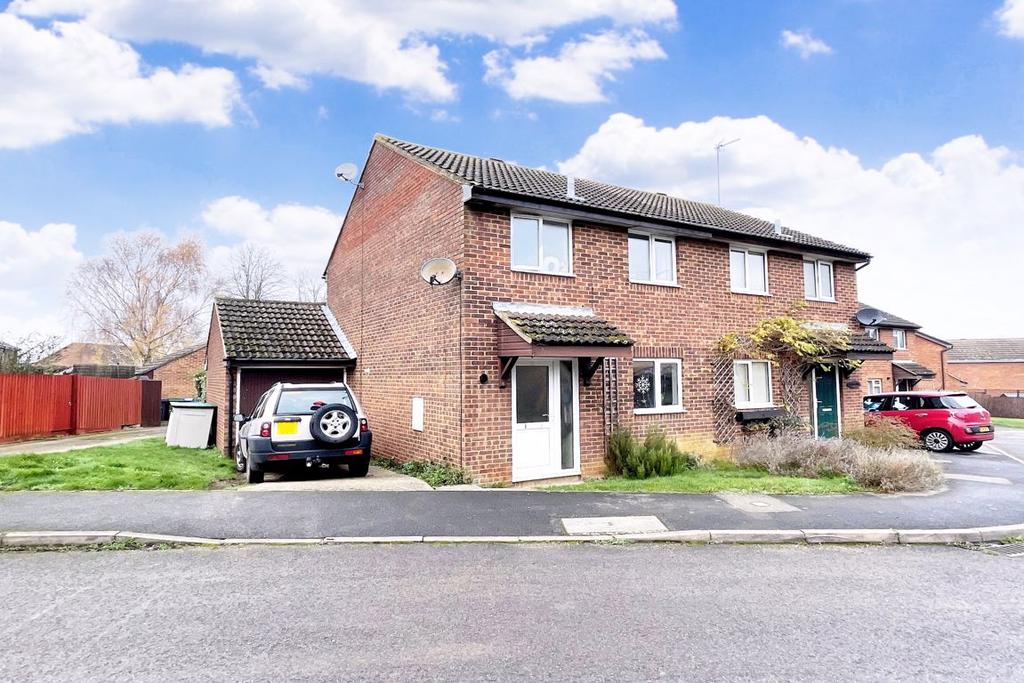 York Close, Towcester, Northamptonshire 3 bed semidetached house £