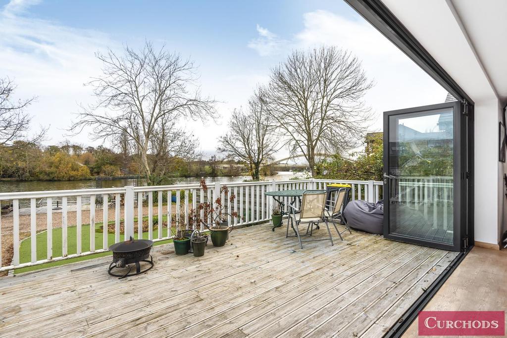 Riverside, Penny Lane, Shepperton, TW17 4 bed detached house £875,000