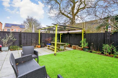 12 Downs Close, Headcorn, Ashford, TN27 9UG