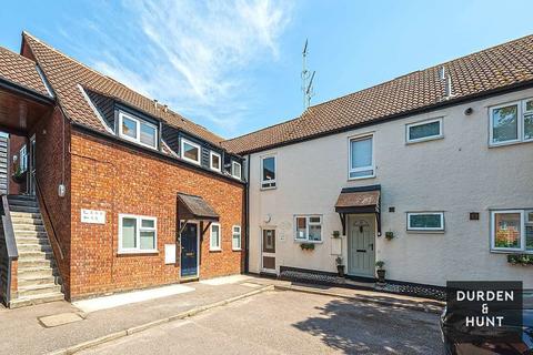 8 The Chestnuts, Abridge, Romford, RM4 1UE