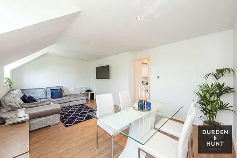 8 The Chestnuts, Abridge, Romford, RM4 1UE