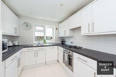 8 The Chestnuts, Abridge, Romford, RM4 1UE